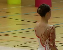 Brünette Turner zeigt ihre rasierte Muschi