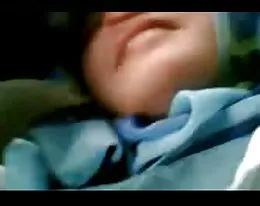 Malaiisch-Awek Tudung Malu Nak Rakam muka